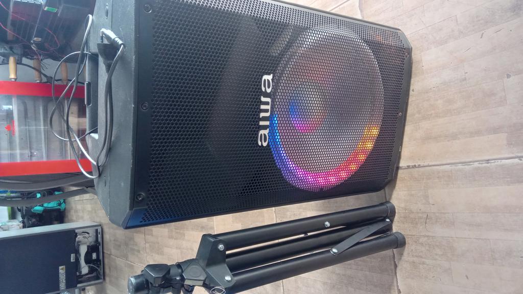 Caja De Sonido Amplificada Marca Aiwa 15 Modelo Awtsp15k Sin Control Usado Con Desgaste Acc PedestalCable CorrienteBt