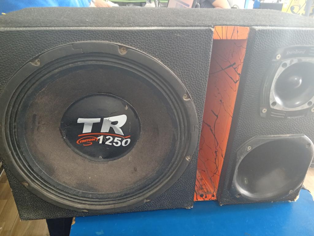 Caja C/ Parlantes Para Auto Usado-Con-Desgaste Acc 1 Corneta1 Twister12"1 Parlante Proaudio 1412 Con Calcomania Triton