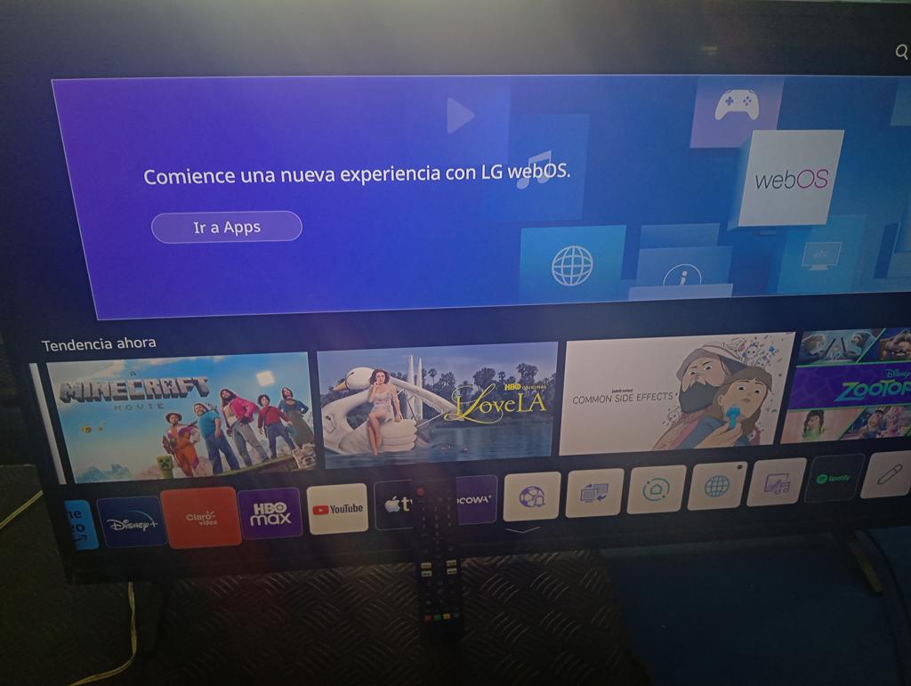 Televisor Led Smart De 43 '' Marca Lg Smart Modelo 43uq7500psf Con Control Usado En Buen Estado Acc PatitaPilas