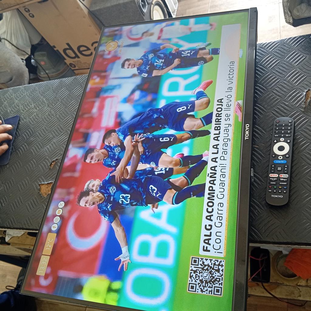 Televisor Led Smart De 32 '' Marca Tokyo Modelo Tvokkhf32gs Con Control Usado En Buen Estado Acc Soporte Para Pared
