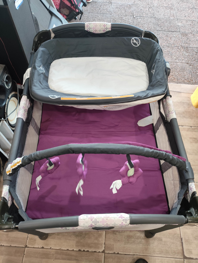 Cama Plegable Marca Graco Modelo No Tiene Acc 1 Cambiapañal 1 Red Para El ColchonSoporte Y Base1 Arco Con Peluche De Flores