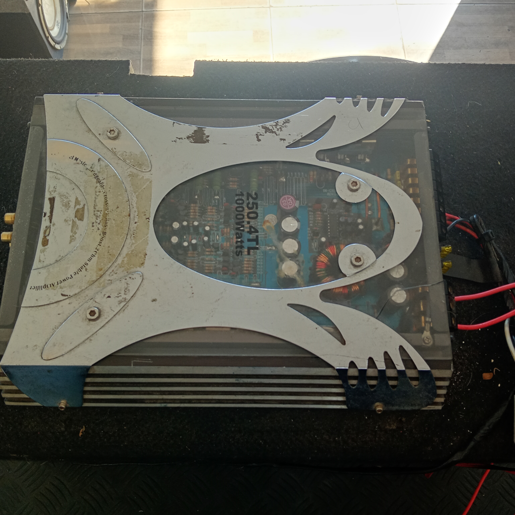 Amplificador De Sonido P/ Automovil Marca No Tiene Modelo 250 4tl Usado Con Desgaste Acc No Tiene