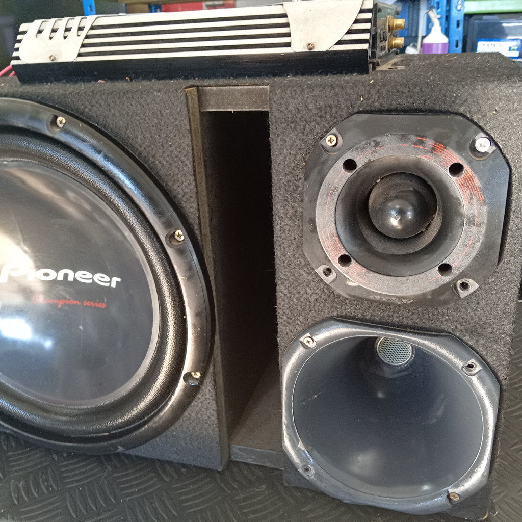 Caja C/ Parlantes Para Auto Usado En Buen Estado Acc 1 Woofer De 12" Pioneer1 Super Twister Hinor1 CornetaAlfombrado Negro