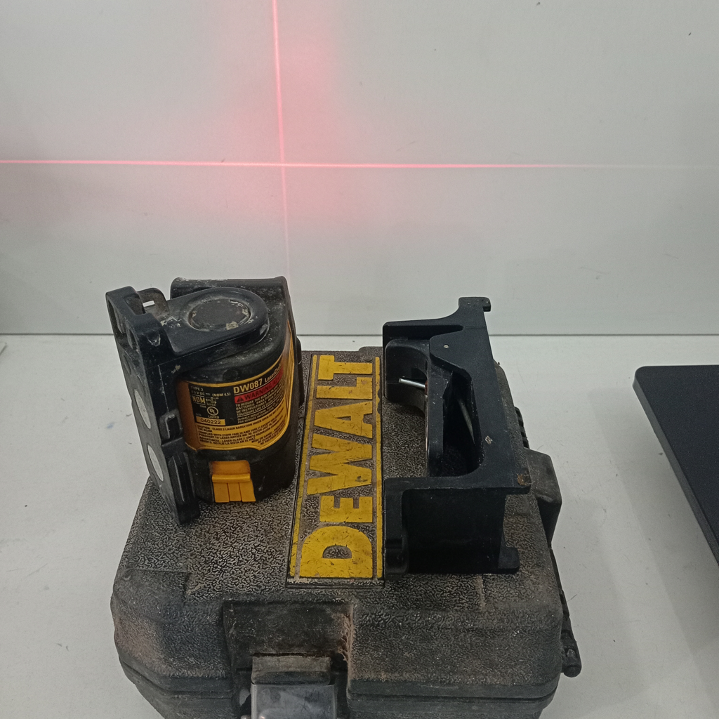 Nivel Laser Marca Dewalt Modelo Dw087 Sin Caja Con Pinza Luz Roja Vertical Y Horizontal Acc Maletin
