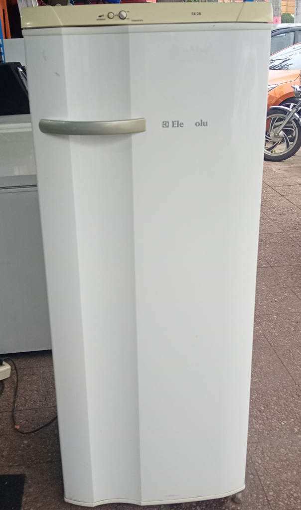 Heladera Marca Electrolux Modelo No Visible Usado En Buen Estado Litros 280 Acc 2 Parrillas3 Bandejas1 Verdulera