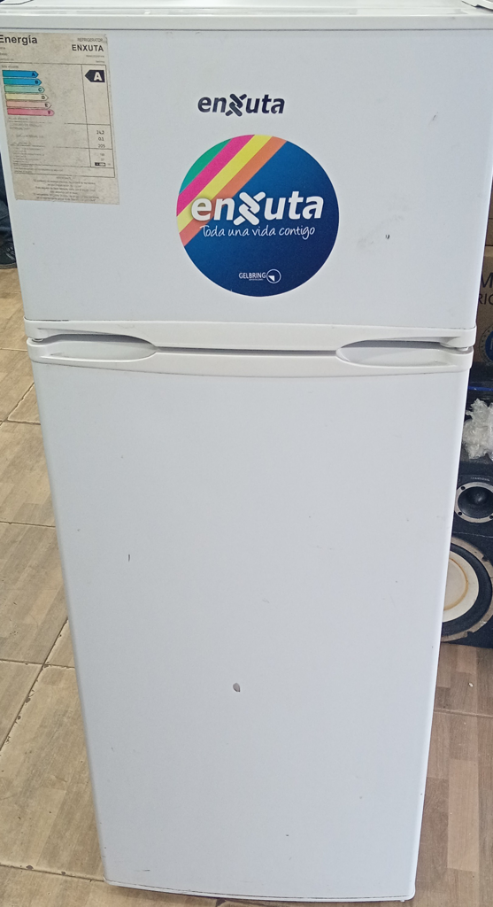 Heladera Marca Enxuta Modelo Renx22200fhw Usado En Buen Estado Litros 205 Acc 3 Bandejas De Vidrio1 Parrilla 3 Porta Vasos