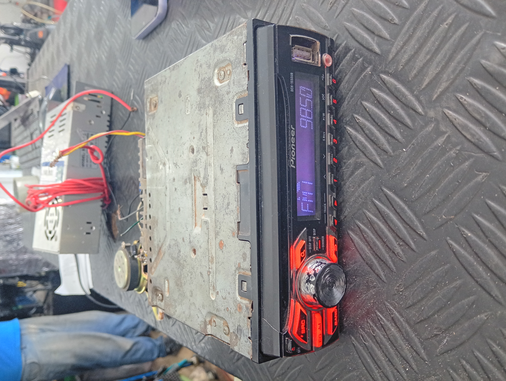 Autoradio Marca Pionner Sin Control Modelo Dex-X1750ub Usado Con Desgaste Con No Tiene Acc Puerto UsbCon Lector De Disco