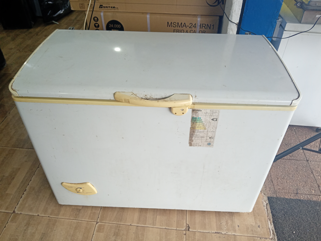 Congeladora / Frezzer Marca Briket Litros 330 Modelo Fr3300 Usado Con Desgaste Acc 1 Canasta1 Puerta