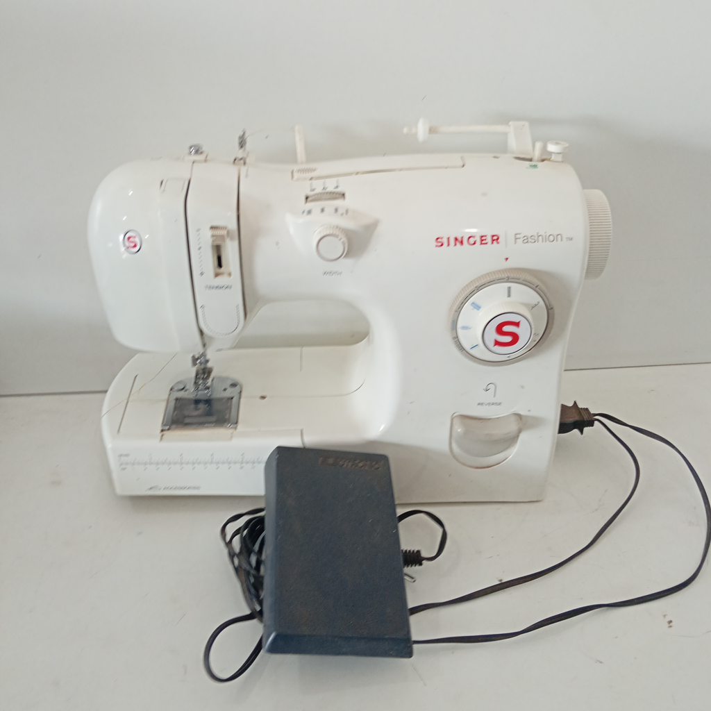 Maquina De Coser Familiar Marca Singer Modelo Fashion Usado En Buen Estado Acc 1 Aguja 1 Bobina 1 Pedal Y Luz