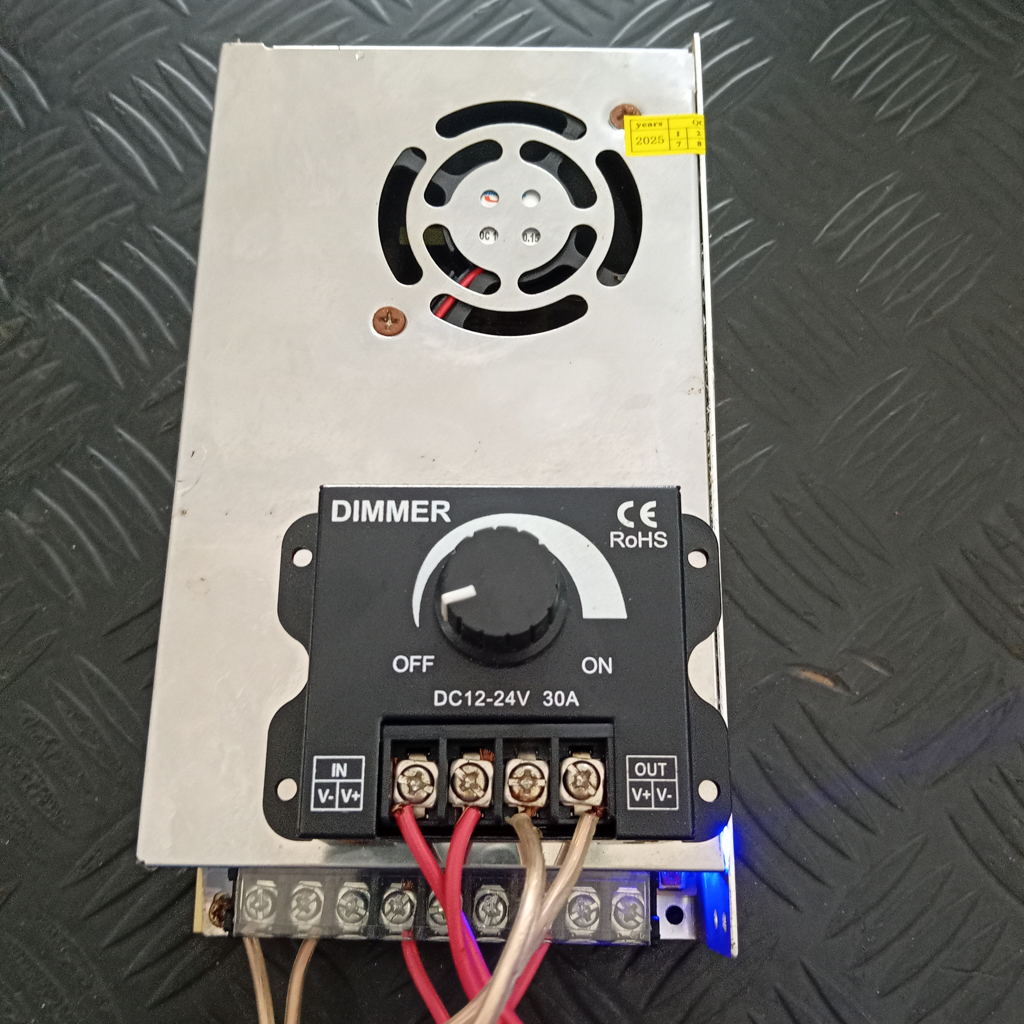 Cargador De Bateria Marca Songrui Modelo 220 A 12volt Usado En Buen Estado Acc Regulador De Votaje