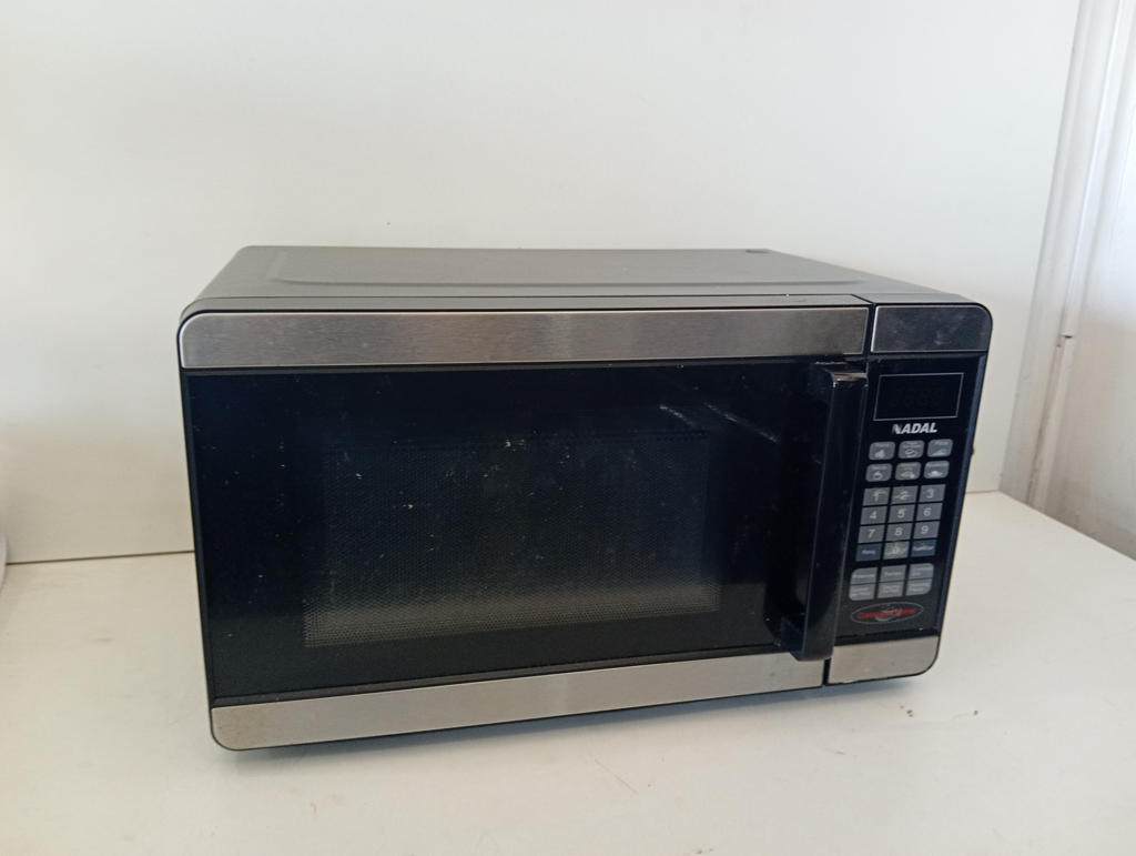 Microondas Marca Nadal De 23l Panel Digital Modelo Mon23l2024 Usado En Buen Estado Acc Plato Vidrio Y Soporte