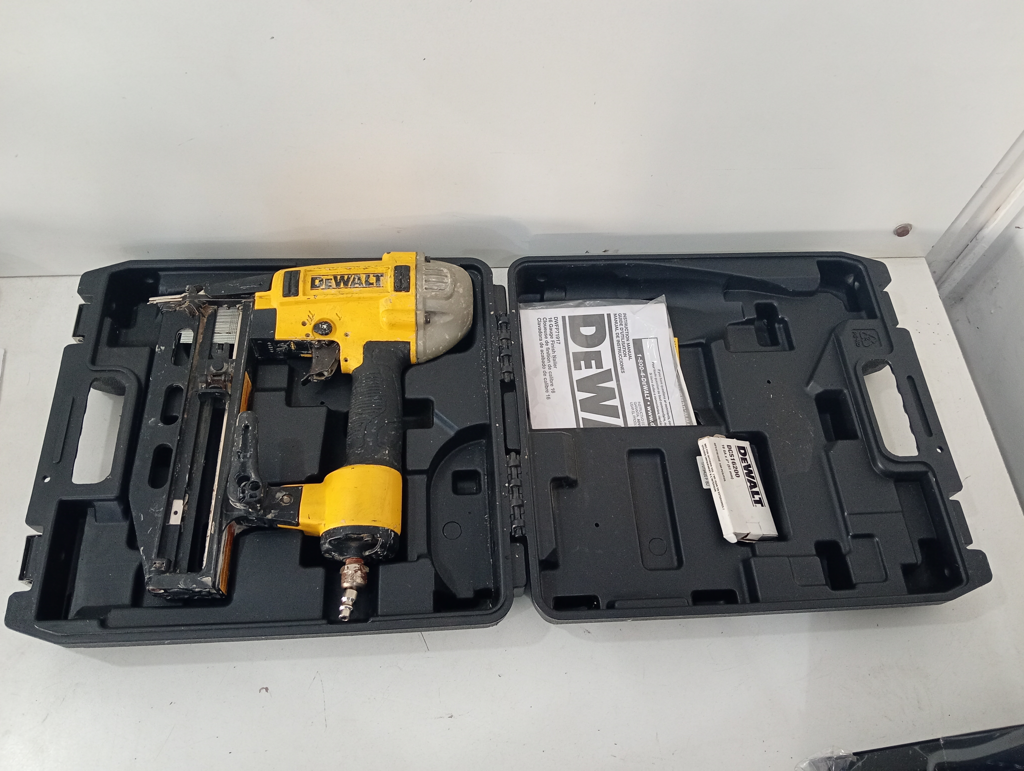 Clavadora Neumatica Marca Dewalt Modelo Dwfp71917 Usado En Buen Estado Con No Tiene Acc MaletinManual
