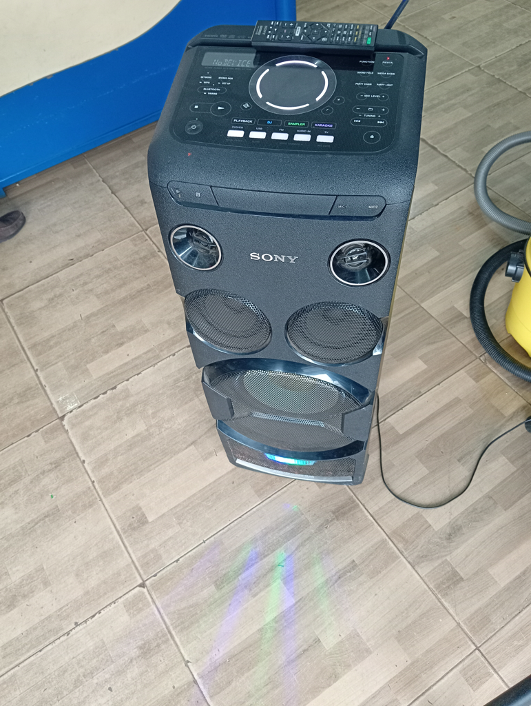 Equipo De Sonido Marca Sony Con Control Modelo Mhc-V77dw Usado En Buen Estado Acc Cable Cte 1 Ant Wifi RueditasRejilla Un Poco Rayada AbajoLuces