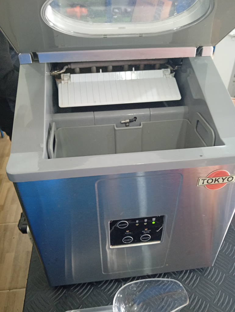 Fabricadora De Hielo Marca Tokyo Modelo Tok-Z15 Usado En Buen Estado Acc Canasta Y Cuchara