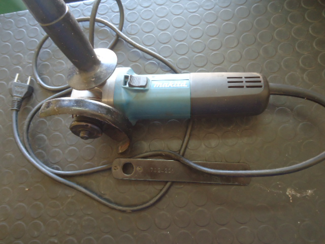 Pulidora Marca Makita Modelo 9557hn Tamaño Pequeño Usado En Buen Estado Acc Manija Protector