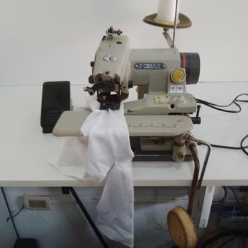 Maquina De Coser Industrial Botonera Marca Fomax Modelo Kdd-500 Acc Porta HiloMotorLevanta Prensa Tela