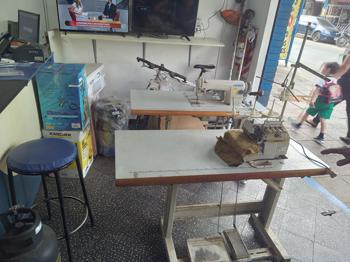 Maquina De Coser Industrial Tipo Overlook Marca Yamata Modelo Fy757a Usado En Buen Estado Acc MesadaMotorPorta Hilo