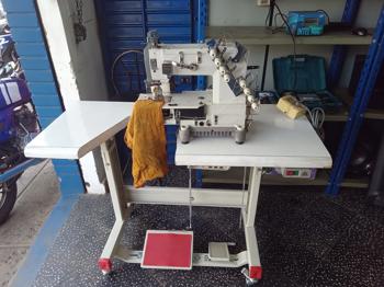Maquina De Coser Industrial Engomadora Marca Hirosi Modelo Acc MotorCajita Con Accesorios