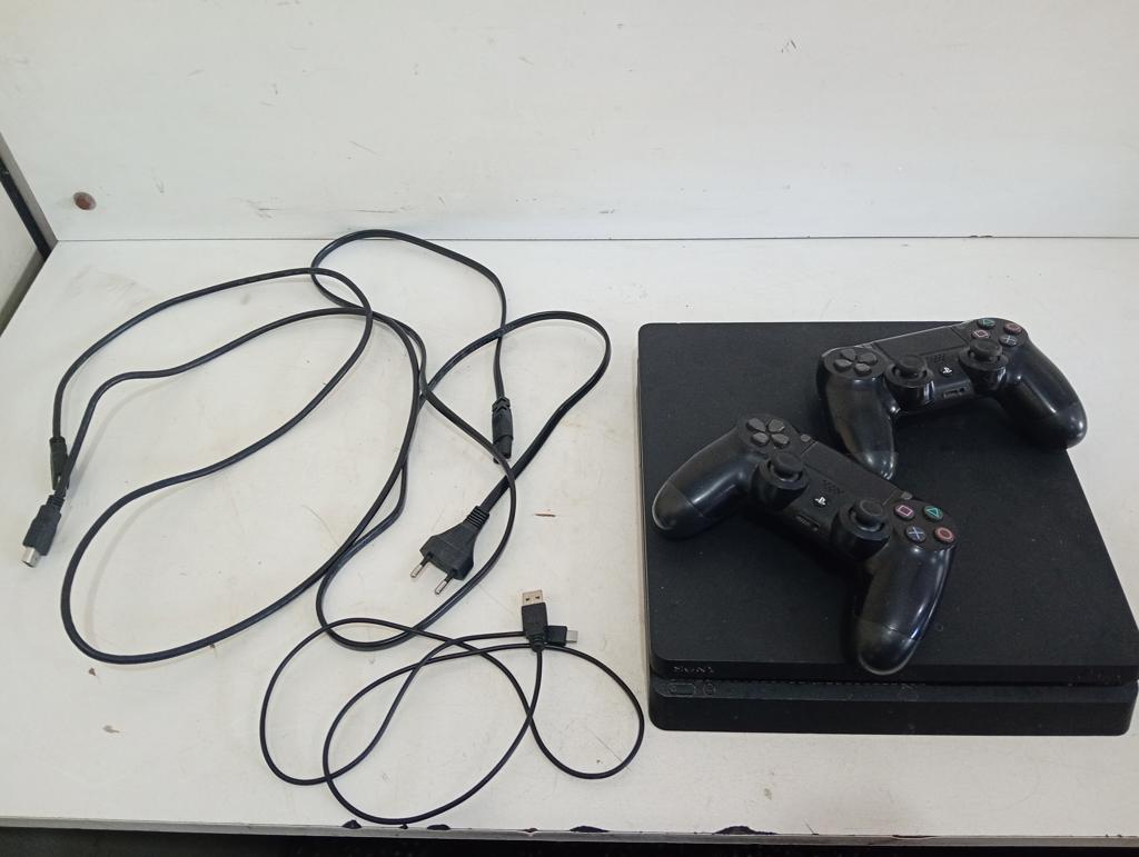 Juego Electronico Ps4 Marca Sony Modelo Cuh-2015a Slim Disco Duro 1.000 Gb Con Control Sin Caja Usado En Buen Estado Acc Cable PowerCable HdmiCable Usb Cargador2 Controles