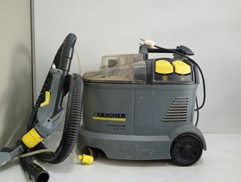 Aspiradora Marca Karcher. Modelo Puzzi Usado Con Desgaste Acc MangueraTubo RocioAcc Para AspiradoRueditasCon Reservorio Para Agua