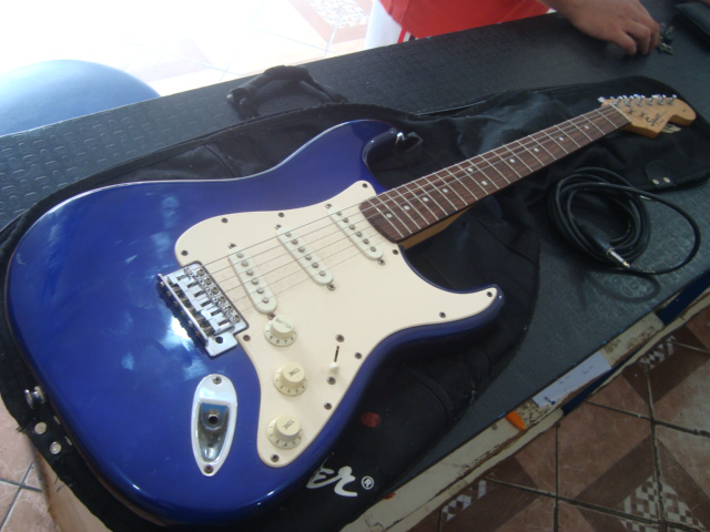 Guitarra Marca Squier Modelo Strat Usado En Buen Estado Acc Estuche