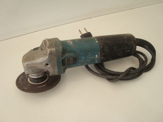 Pulidora Marca Makita Modelo 9557hn Tamaño Pequeño Usado En Buen Estado Acc Disco