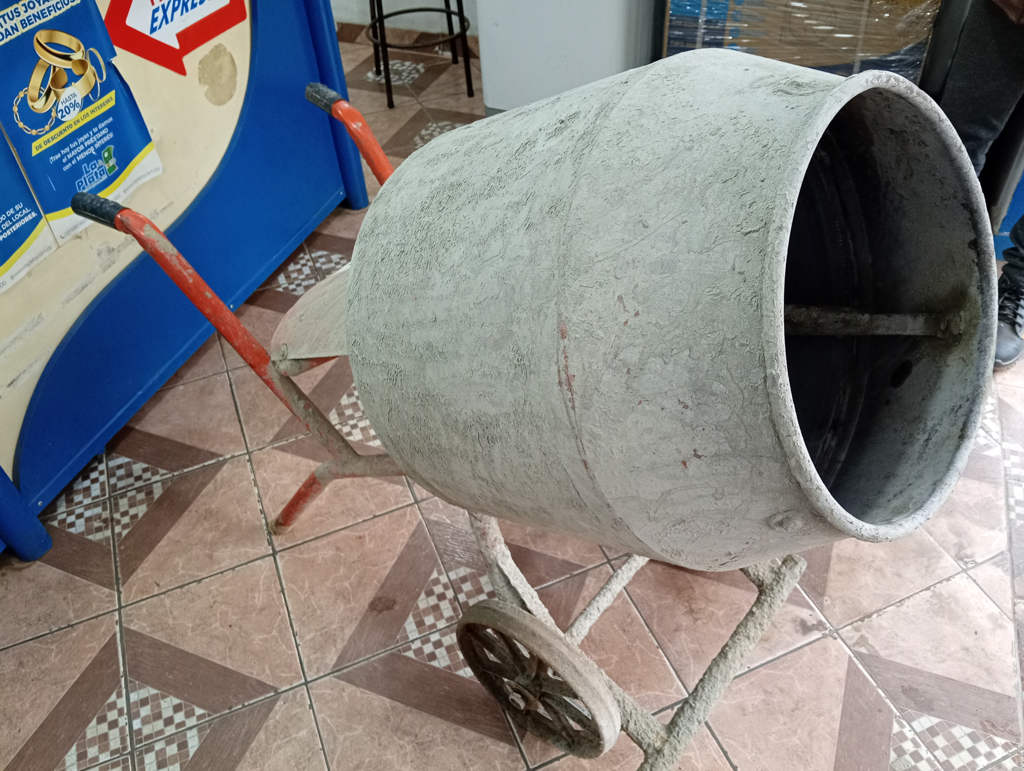 Mezcladora De Cemento Marca Atlan Modelo No Visible Usado En Buen Estado Tipo Trompito Acc No Tiene
