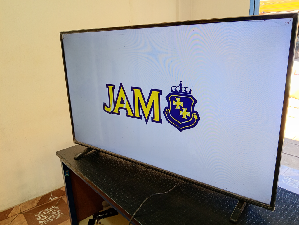 Televisor Led Smart De 43 '' Marca Jam Modelo Sk43e10 Con Control Usado En Buen Estado Acc Patitas