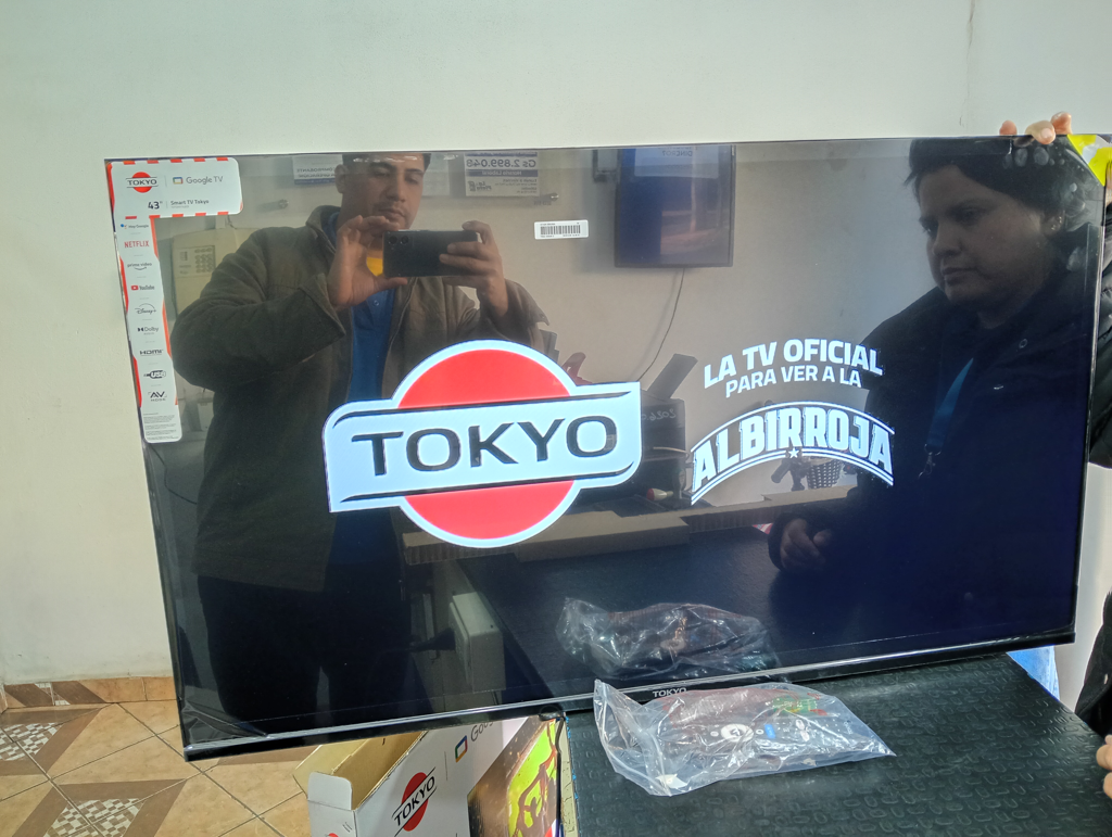 Televisor Led Smart De 43 '' Marca Tokyo Modelo Tvtokff43g5 Con Control Nuevo Sin Uso Acc Patitas Soporte