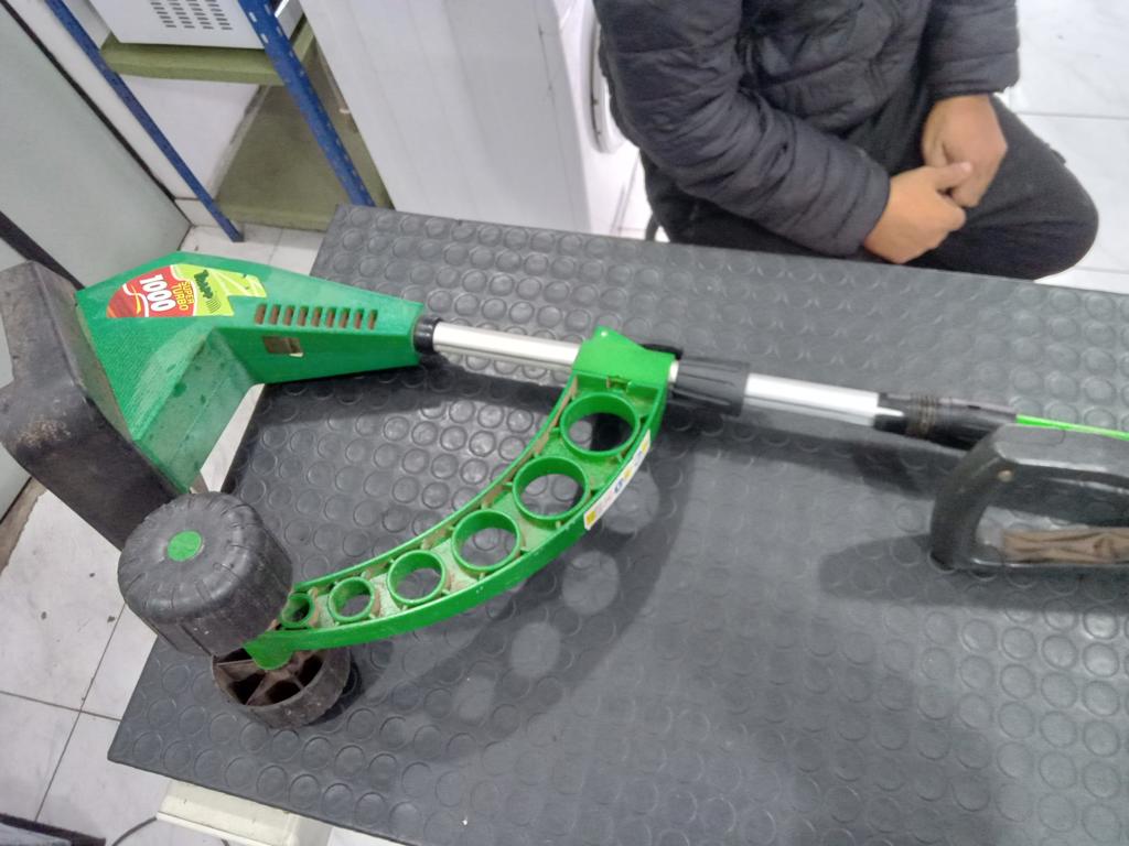Bordeadora De Cesped Marca Trapp De 1000 W Modelo No Tiene Usado Con Desgaste Acc RuedasProtectorManijaCable Y Enchufe Cambiado