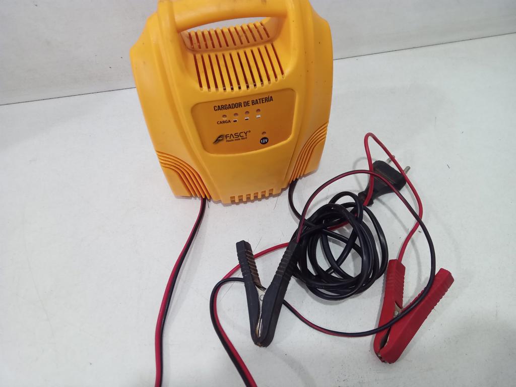 Cargador De Bateria Marca Fascy Modelo Fa1214 Usado Con Desgaste Acc No Tiene