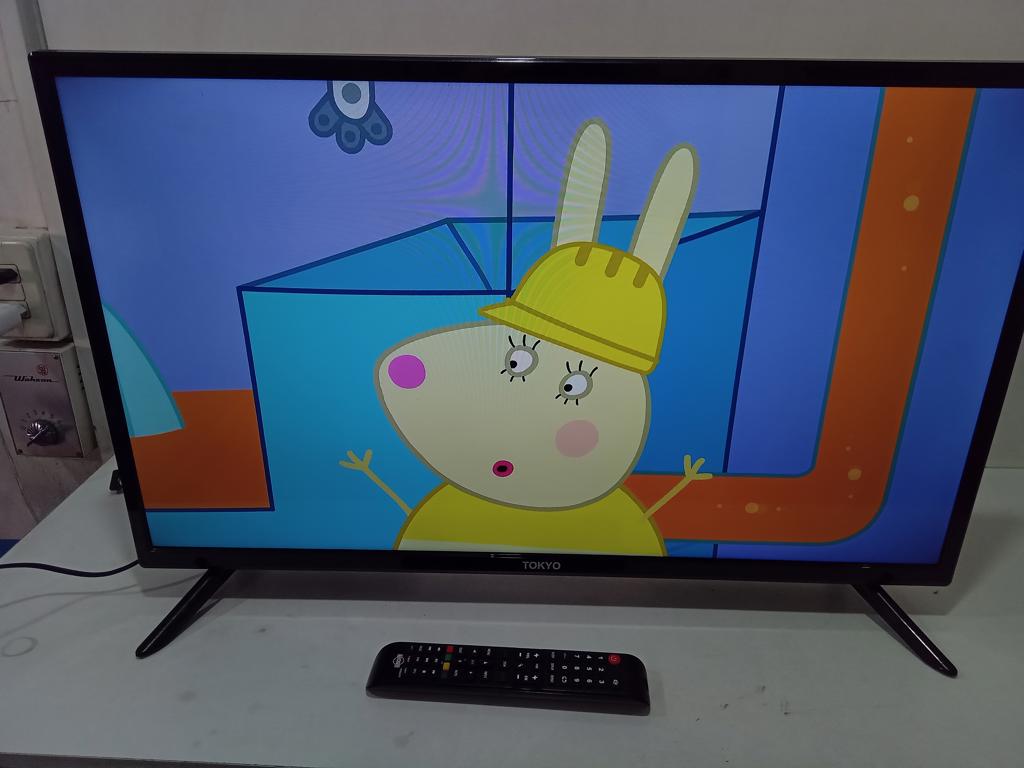 Televisor Led Smart De 32 '' Marca Tokyo Modelo Tvtokh32sm Con Control Usado Con Desgaste Acc 2 Patitas