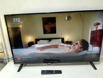 Televisor Led Smart De 42 '' Marca Kolke Modelo 42-Smf Con Control Usado Con Desgaste Acc 2 Patitas