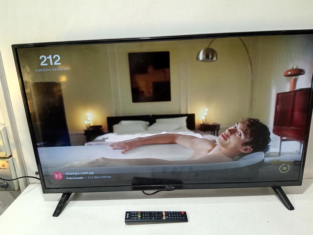 Televisor Led Smart De 42 '' Marca Kolke Modelo 42-Smf Con Control Usado Con Desgaste Acc 2 Patitas