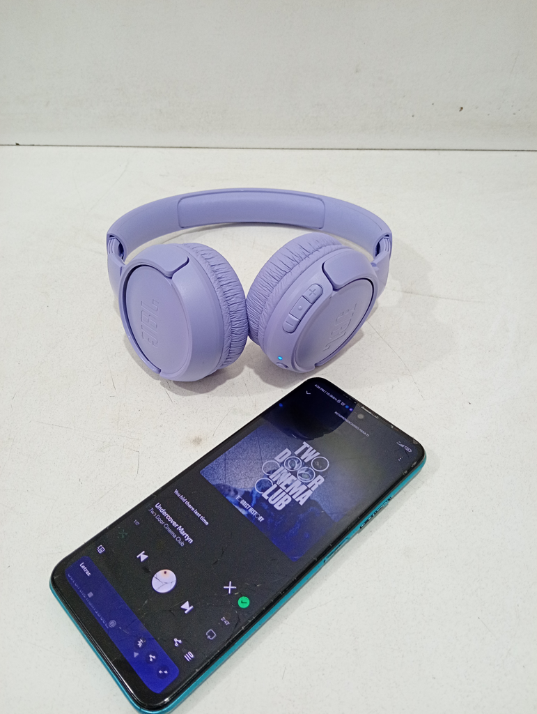 Auricular Marca Jbl Modelo 520bt Usado En Buen Estado Con Cable Usb Acc No Tiene