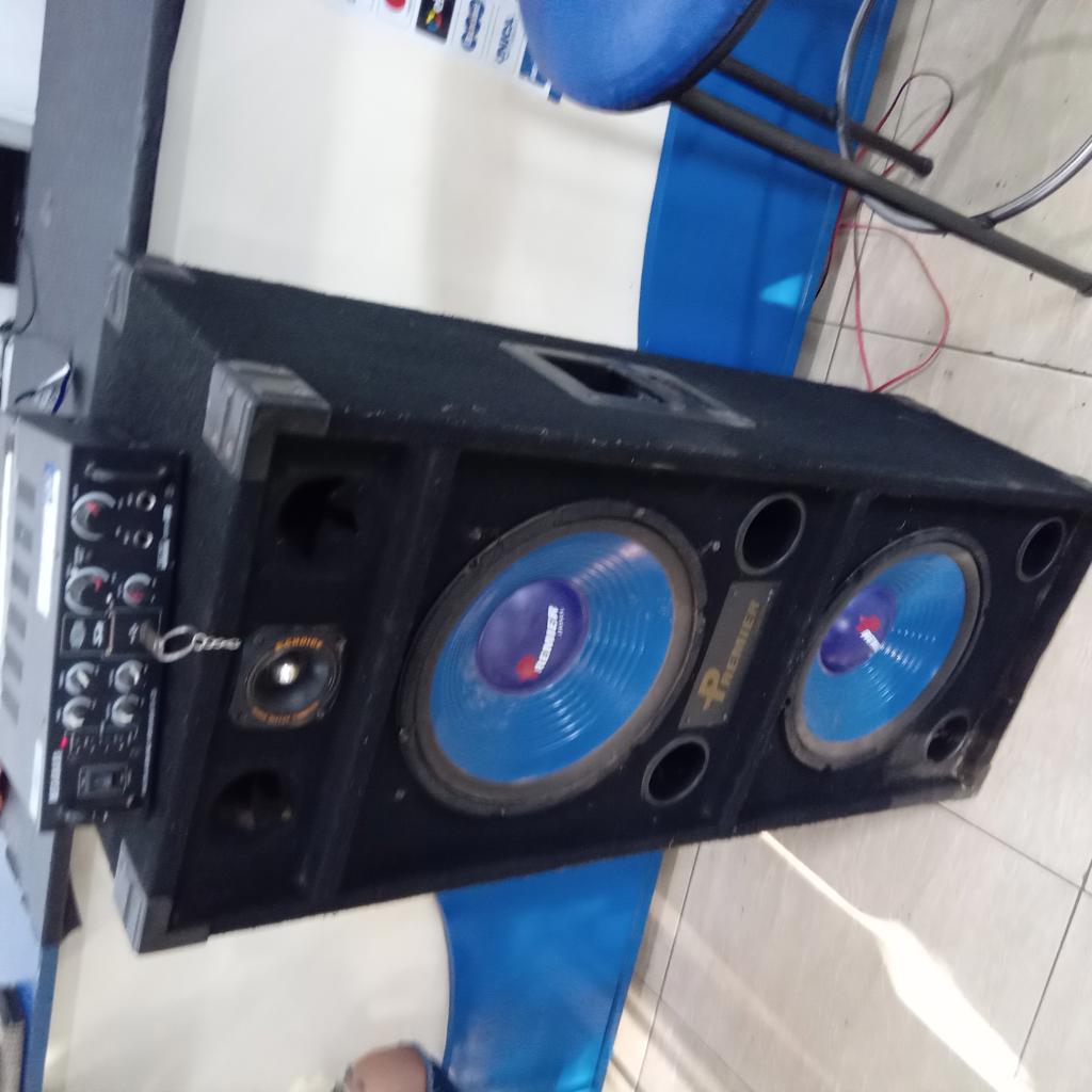 Caja Con Parlante Para Discoteca Marca No Tiene Modelo No Tiene Usado Con Desgaste Con No Tiene De 12 '' Acc Con 2 Woofer De 12" Remier Japan