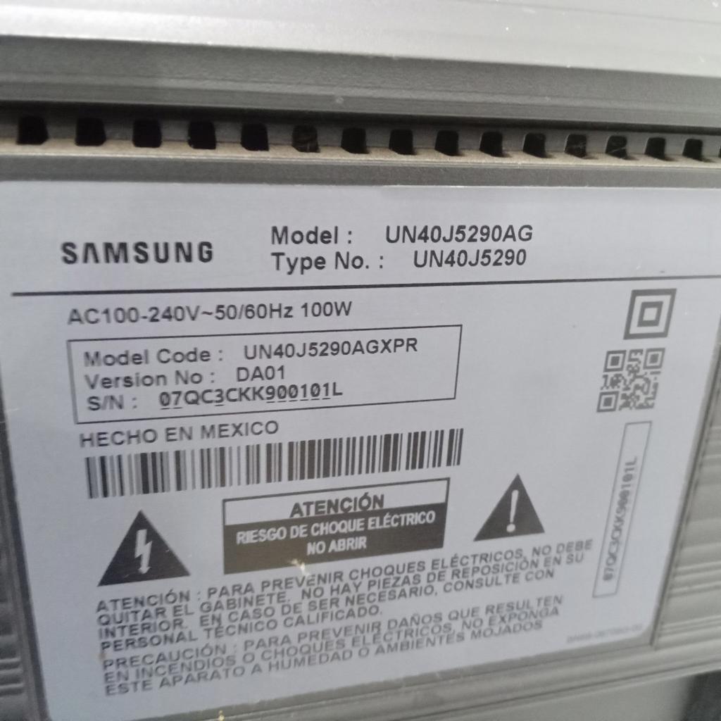 Foto 3 de Televisor Led Smart De 40 '' Marca Samsung Modelo Un40j5290ag Con Control Usado En Buen Estado Acc Cable Corriente