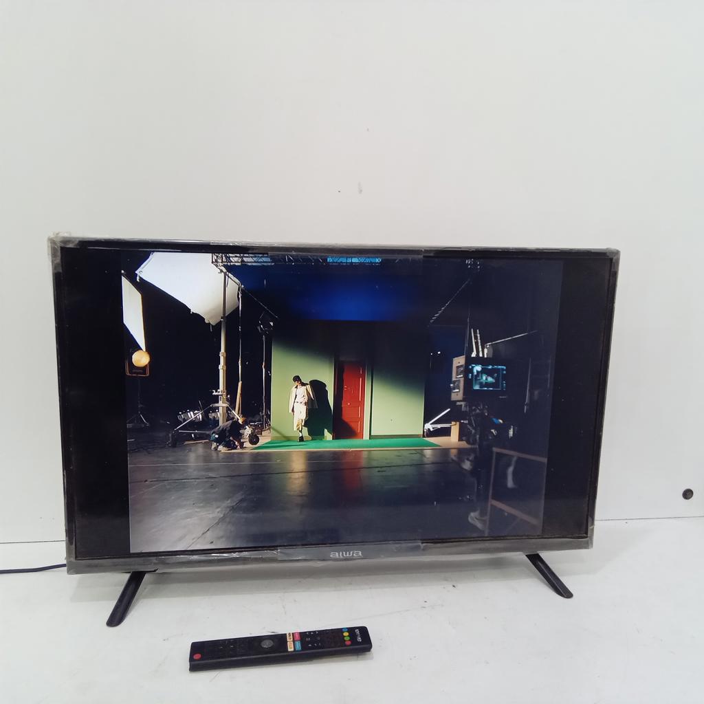 Televisor Led Smart De 32 '' Marca Aiwa Modelo Aw32b4sm Con Control Usado Con Desgaste Acc Control Estado Regular Pero Funciona Con Patitas Con Tornillos
