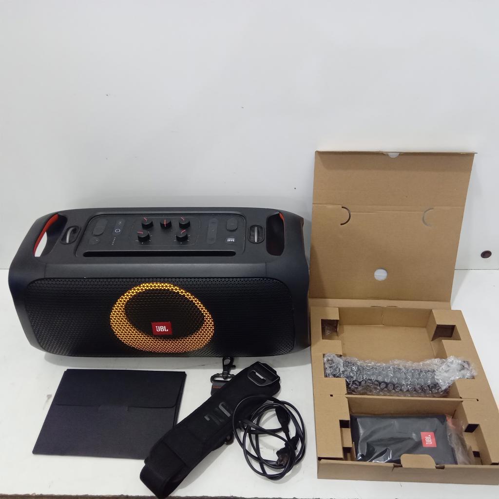 Foto 3 de Speaker Potencia Watts 100w Marca Jbl Sin Control Modelo Partybox On-Te-Go Usado En Buen Estado Sin Caja Acc ColganteManualMicrofonoCable Toma Corriente