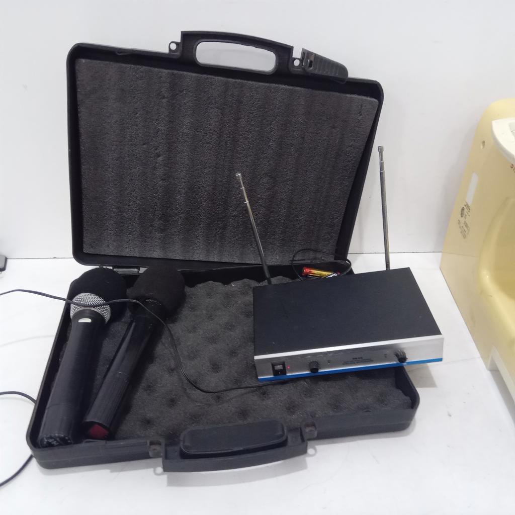 Par De Microfonos Marca Shamsonic Modelo Wm-834 Sin Caja Acc Con Dos Microfonos En Estuche Rigido Color Negro