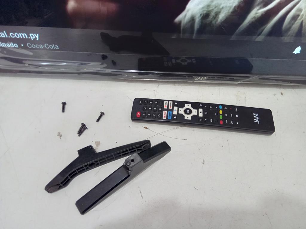 Foto 3 de Televisor Led Smart De 43 '' Marca Jam Modelo Ultrasgtm-43gfs Con Control Usado En Buen Estado Acc Con Patitas Con Tornillos Con Control