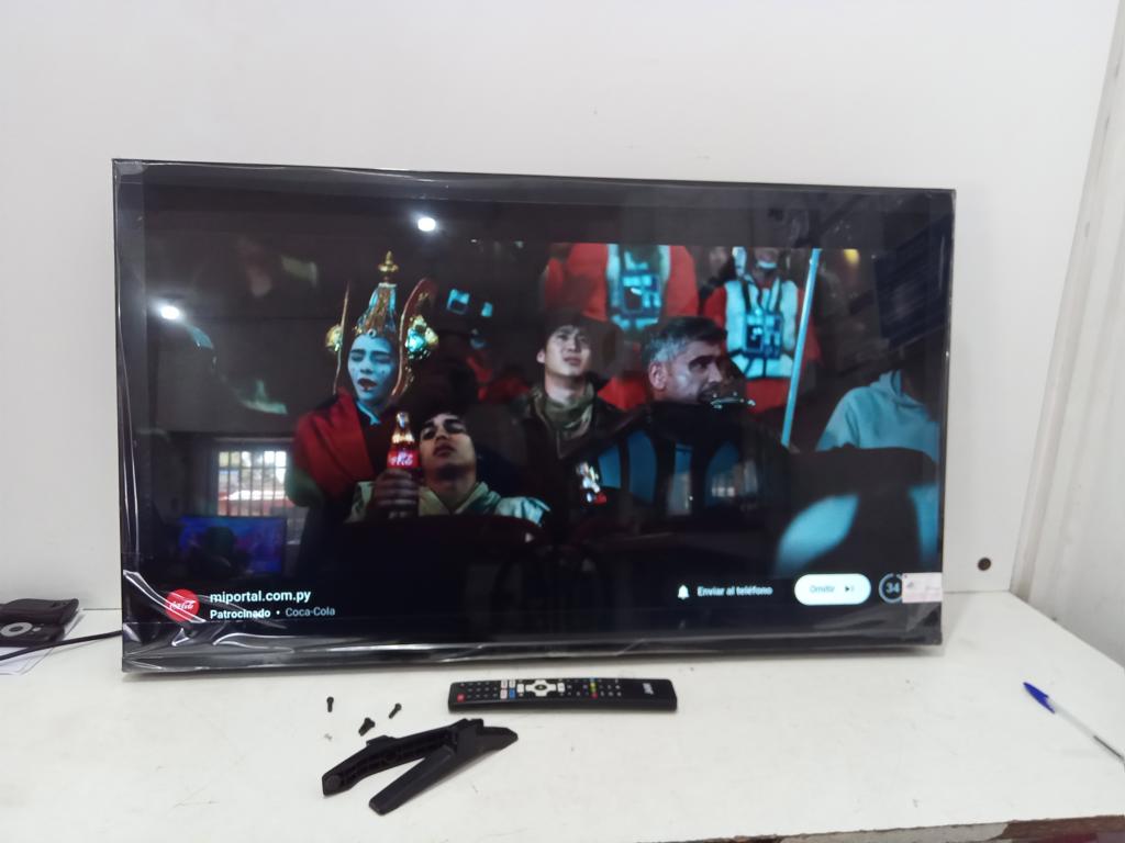 Foto 2 de Televisor Led Smart De 43 '' Marca Jam Modelo Ultrasgtm-43gfs Con Control Usado En Buen Estado Acc Con Patitas Con Tornillos Con Control