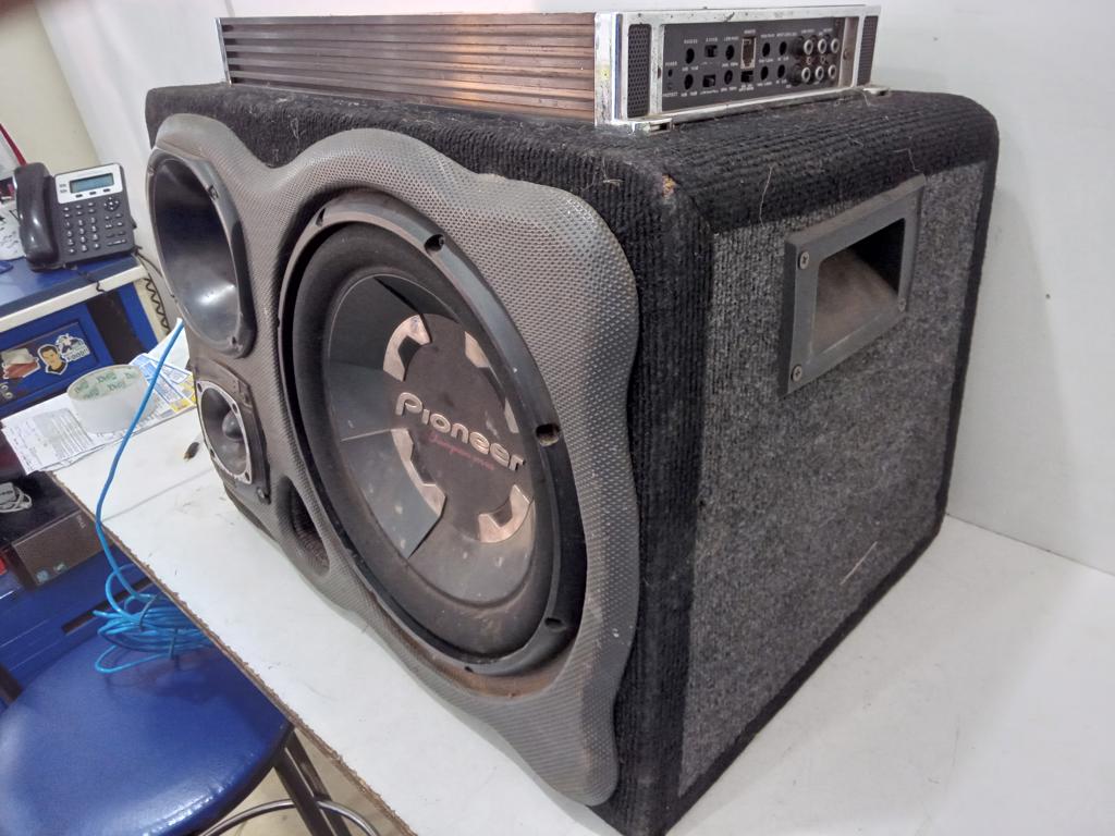 Caja C/ Parlantes Para Auto Usado En Buen Estado Acc N Woofer De 12" Marca Pioneer Un Supertwster