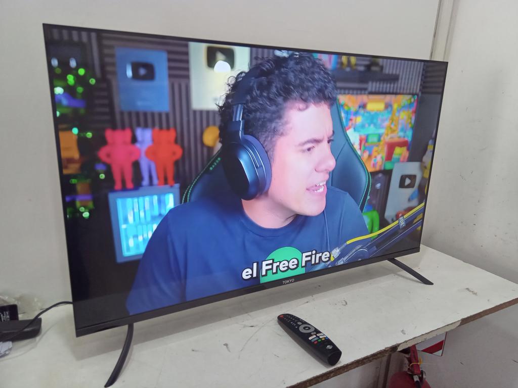 Televisor Led Smart De 43 '' Marca Tokyo Modelo Tvtokff43gtv Con Control Usado En Buen Estado Acc Control2 Patitas