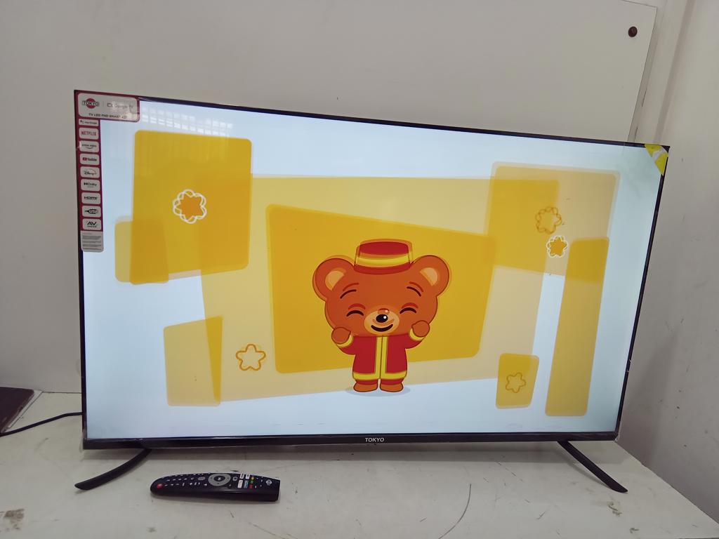 Televisor Led Smart De 43 '' Marca Tokyo Modelo Tvtokff43gttv Con Control Usado En Buen Estado Acc Con Control Con Patita