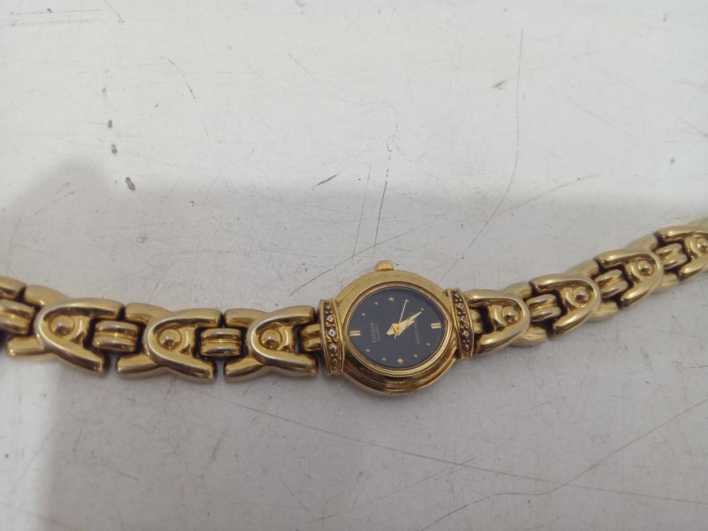 Foto 3 de Reloj Para Dama Marca Citizen Modelo 5930-S67591 Usado En Buen Estado Acc Con Malla De Metal Dorado