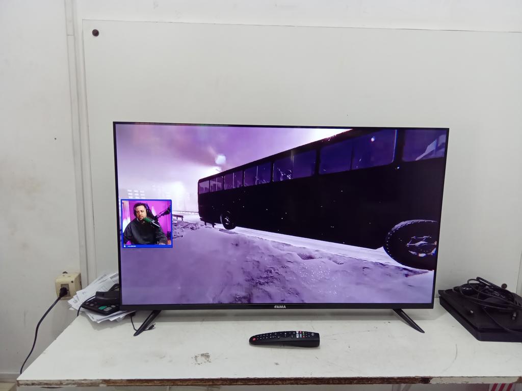 Foto 3 de Televisor Led Smart De 43 '' Marca Fama Modelo Tvf-43el1 Smart Con Control Usado En Buen Estado Acc Con Control Con Patita