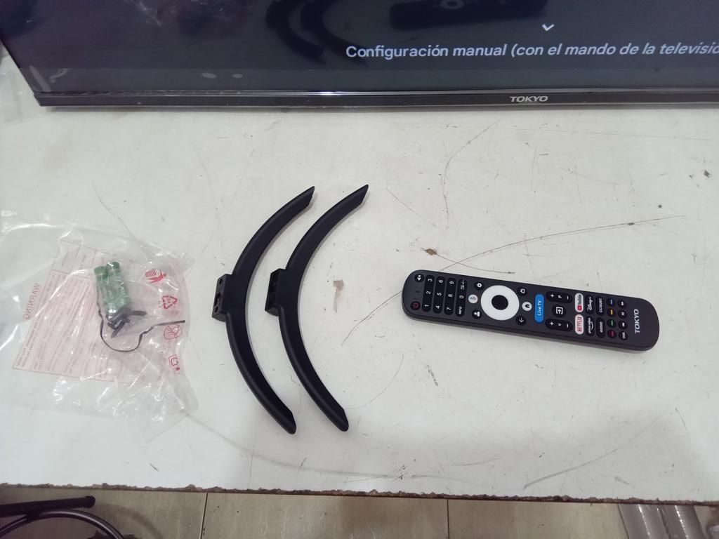 Foto 2 de Televisor Led Smart De 43 '' Marca Tokyo Modelo Tvtokff43g5 Con Control Nuevo Sin Uso Acc Con Patitas Y Control