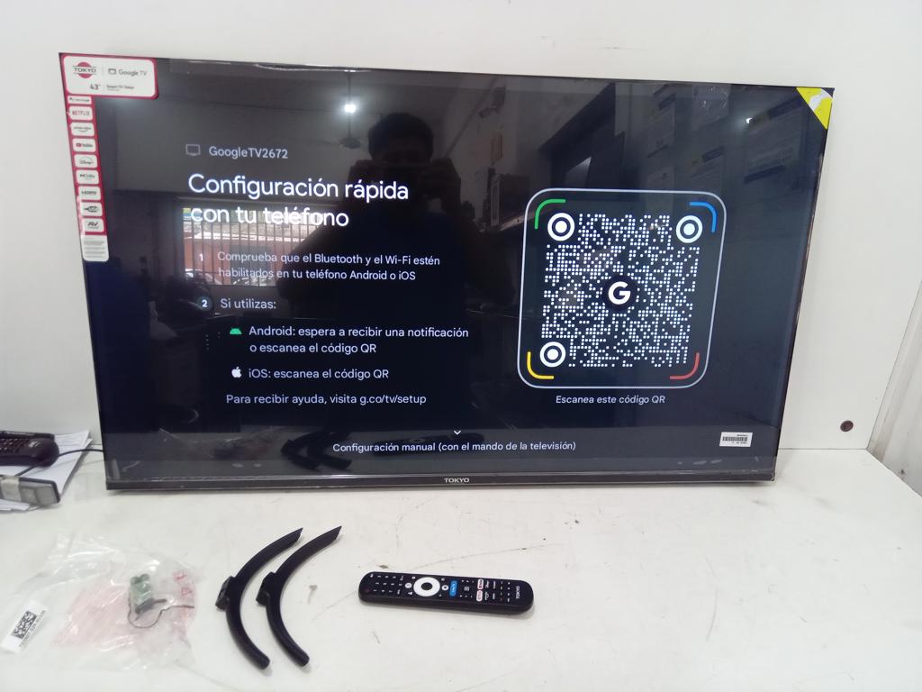 Televisor Led Smart De 43 '' Marca Tokyo Modelo Tvtokff43g5 Con Control Nuevo Sin Uso Acc Con Patitas Y Control