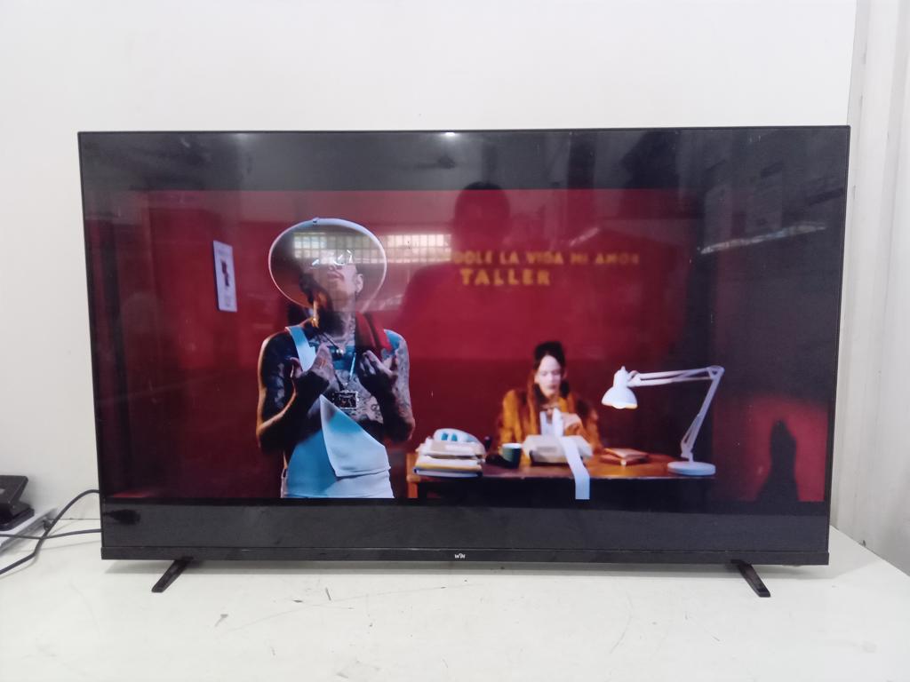 Televisor Led Smart De 43 '' Marca Win Modelo 43fs Con Control Usado En Buen Estado Acc Con Control Con Patitas